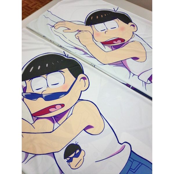新品未開封 おそ松さん 描き下ろし 養い抱き枕カバー(プレミアムver) カラ松 グッズ: おそ松さん 描き下ろし 養い抱き枕カバー（プレミアム